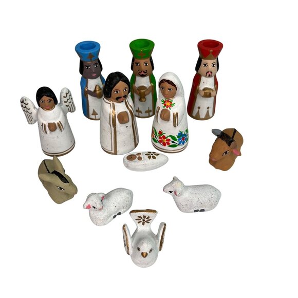 Hand-Painted Ceramic Nativity Set With 12 Pieces - Picture 1 of 13